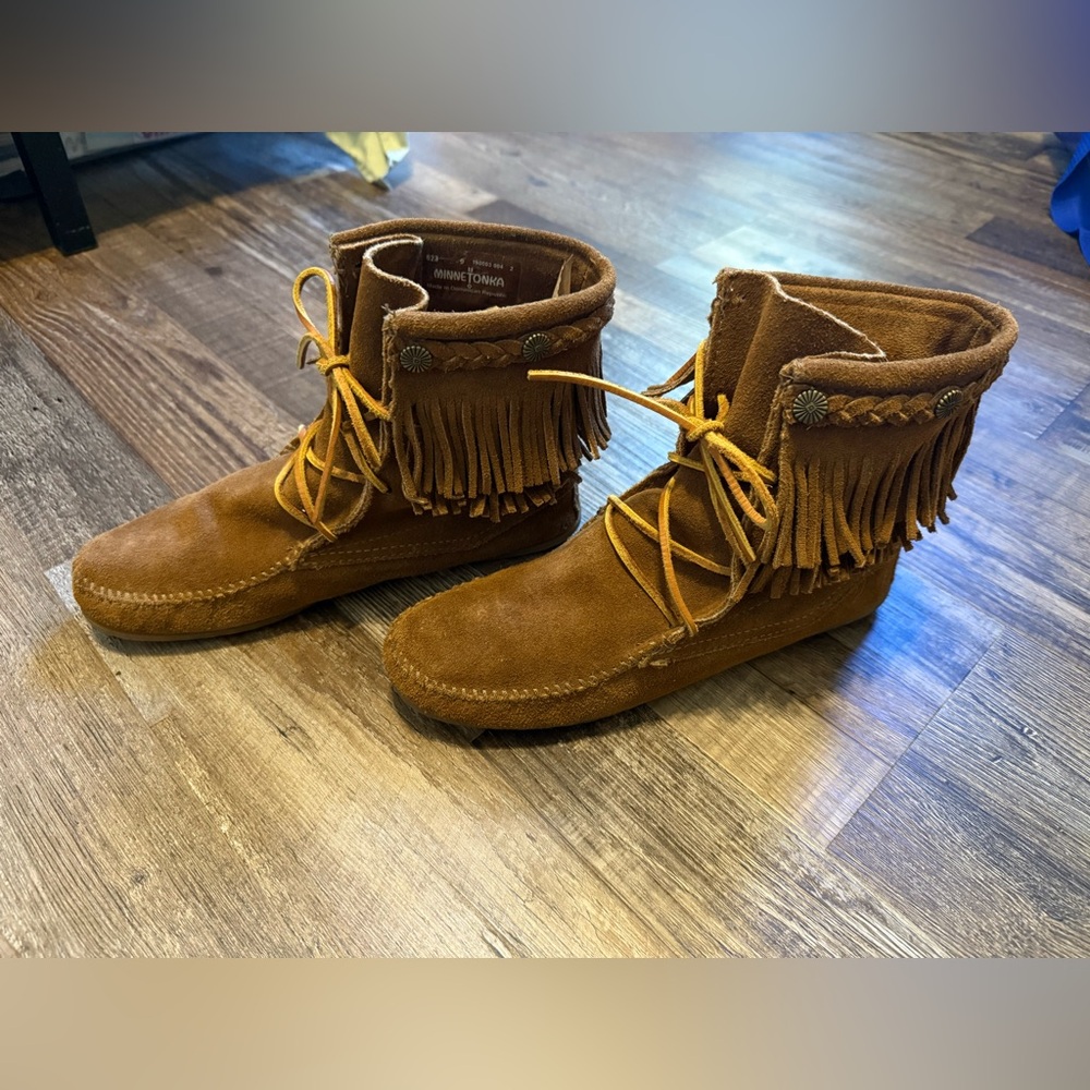 Minnetonka Brown Suede Fringe Moccasin Boots - size 9